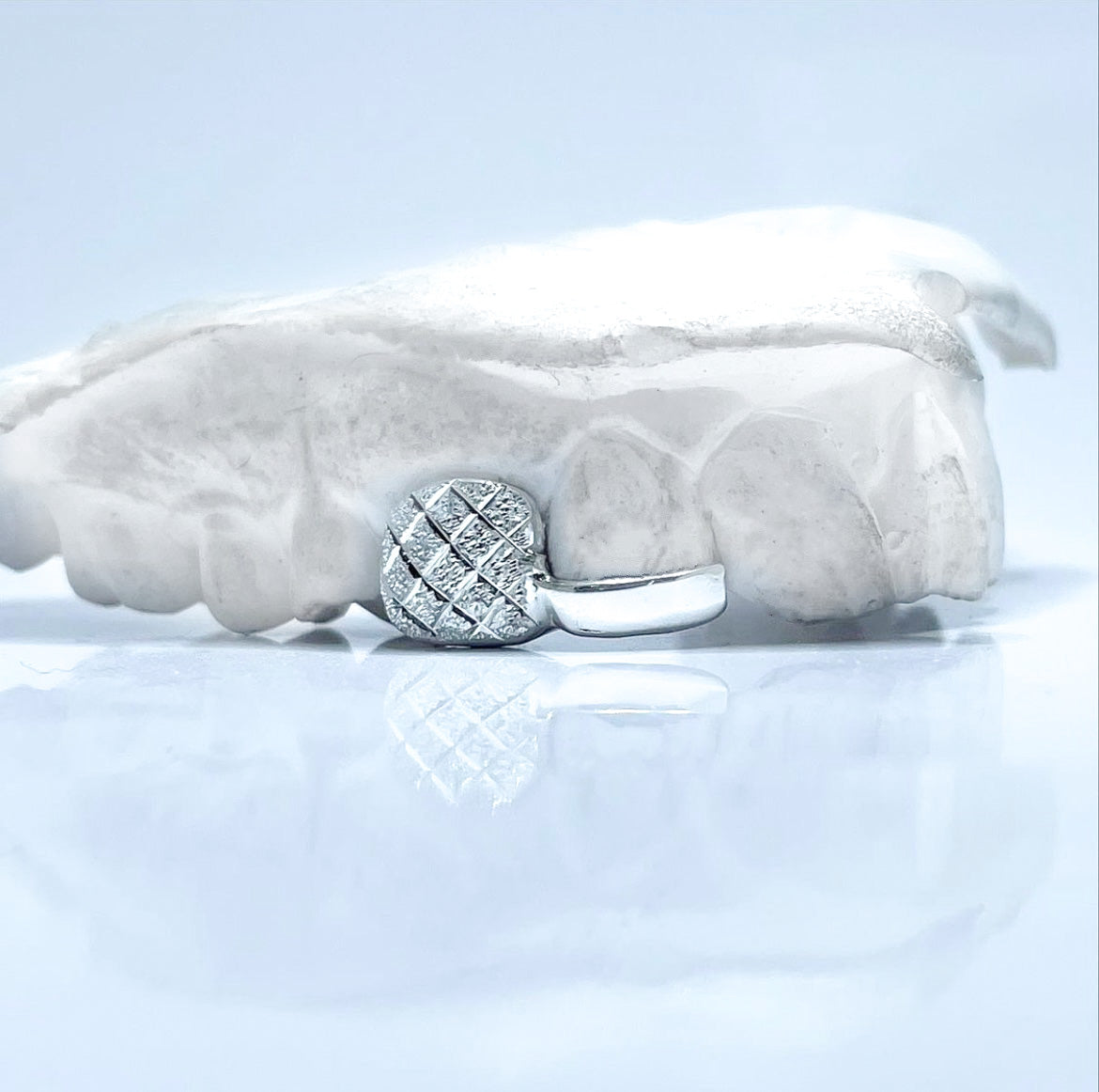 Ananas coupé et coupé en pointe